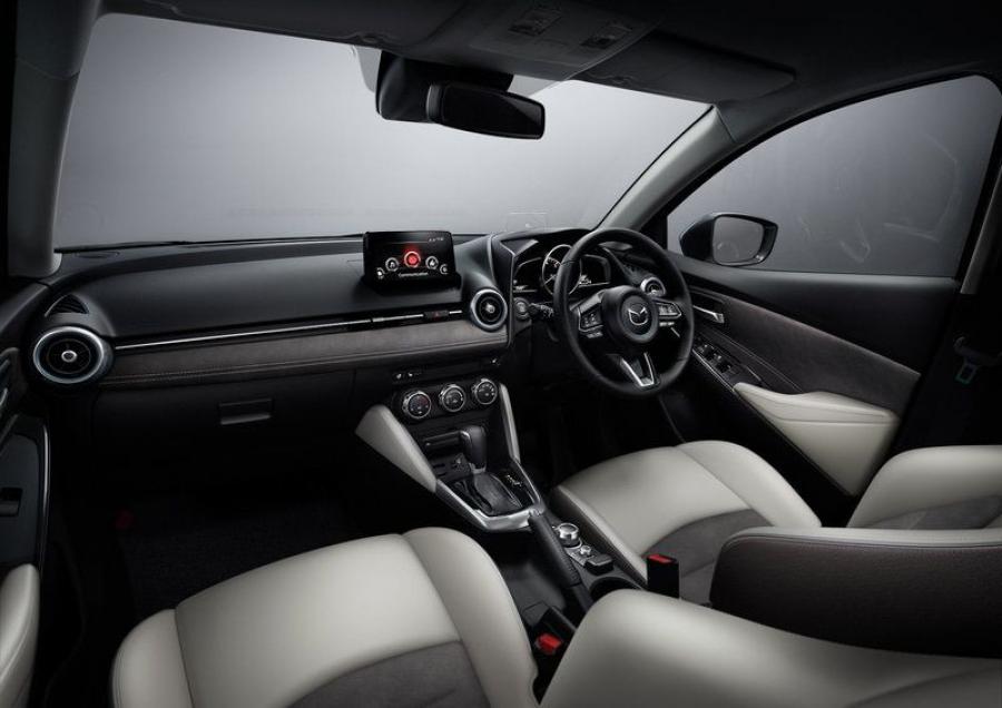 Торпедо Mazda2 White Comfort 2020 года  (JP) (фото 7 из 7)